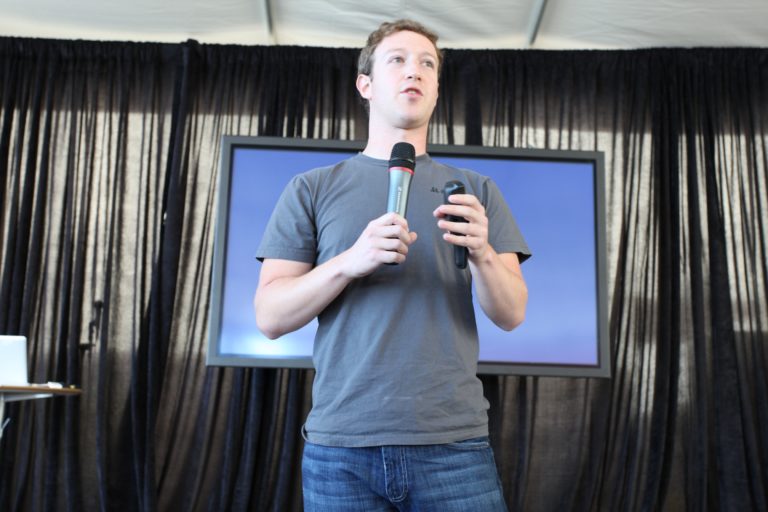 Mark Zuckerberg en una conferencia de prensa de Facebook