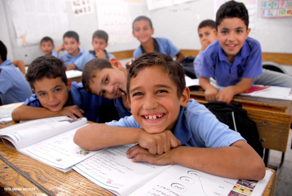 niños en una escuela de gaza hashtag