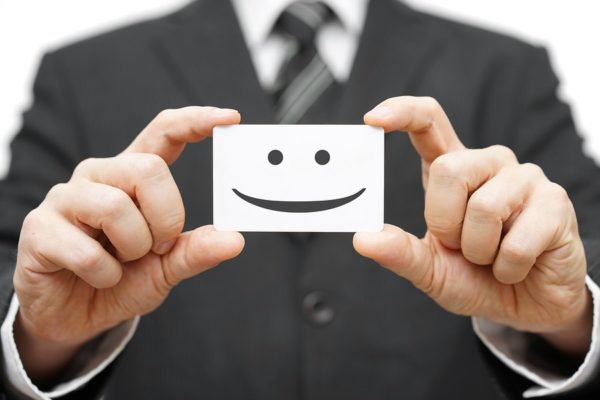 Cómo mantener una actitud positiva en el trabajo y ser más eficiente