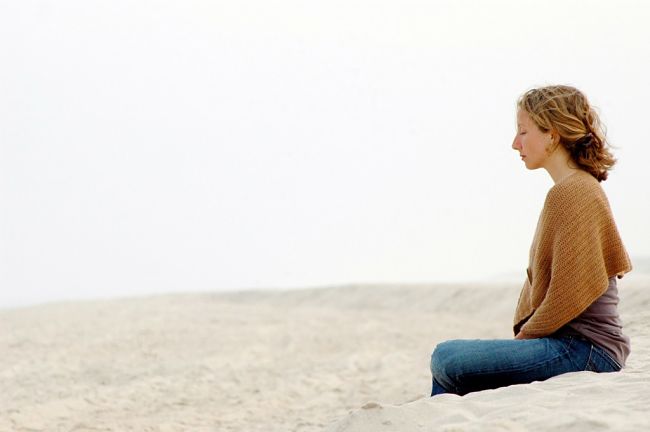 meditación mujer playa